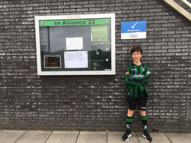 Thijn (12) nam initiatief om zijn voetbalvereniging rookvrij te maken