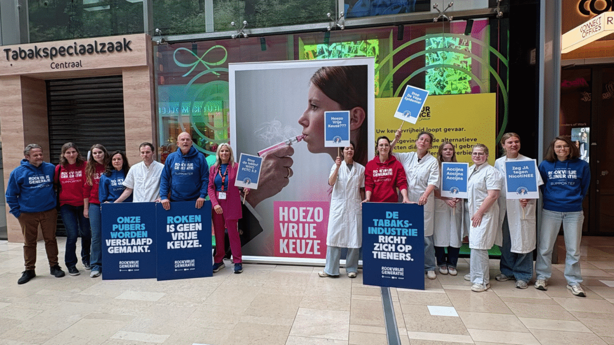 Een groep artsen en een groep medewerkers van gezondheidsorganisaties verzamelt zich voor de winkel van Philip Morris in Hoog Catharijne in Utrecht. Ze hebben demonstratieborden bij zich met o.a. 'roken is geen vrije keuze' en 'de tabaksindustrie richt zich op tieners'.